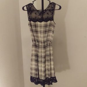 Max Studio XS - Black & White Dress with Lace Trim